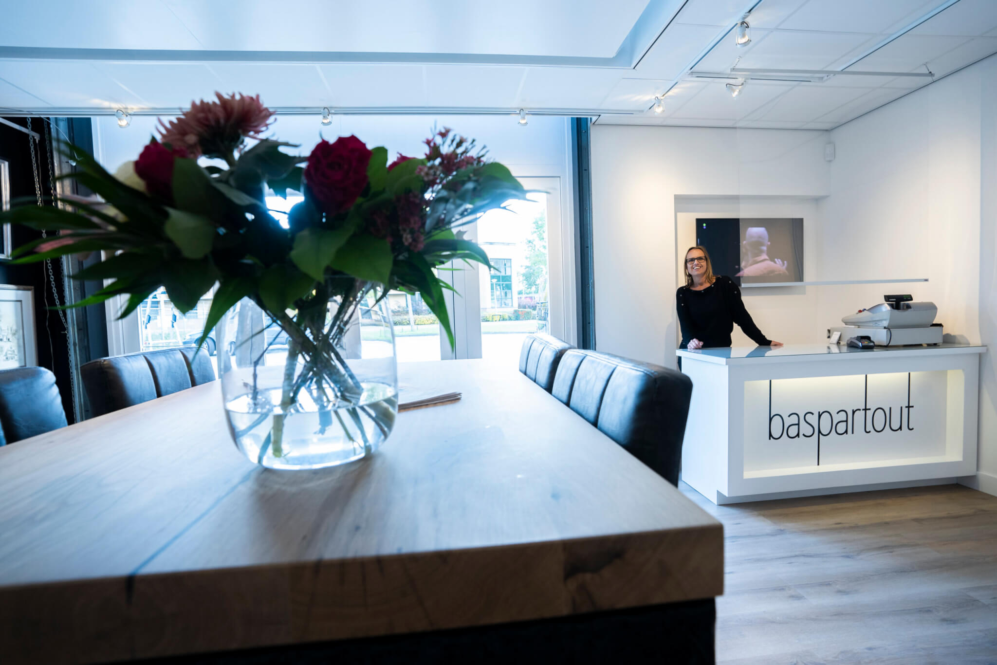 De ontvangst van Baspartout met grote eikenhouten tafel en het baspartout-logo aan de wand